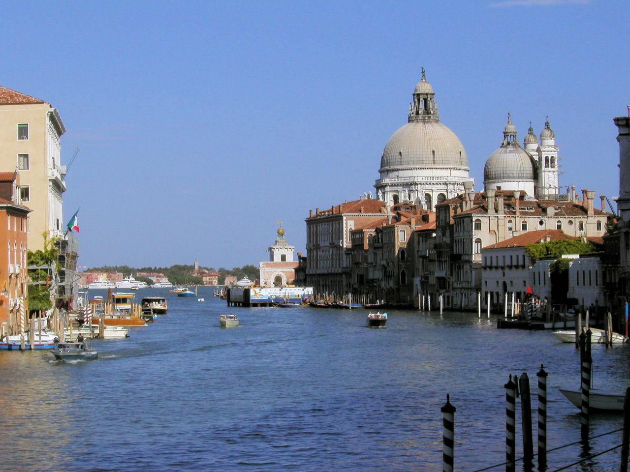 AboutMe banner for @Italia